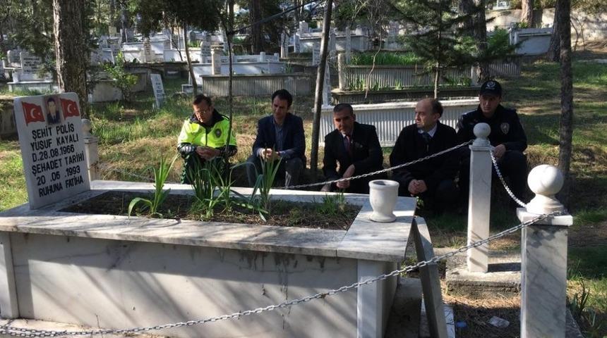 İl&ccedil;e Emniyet M&uuml;d&uuml;r&uuml; ve polislerden şehitlik ziyareti