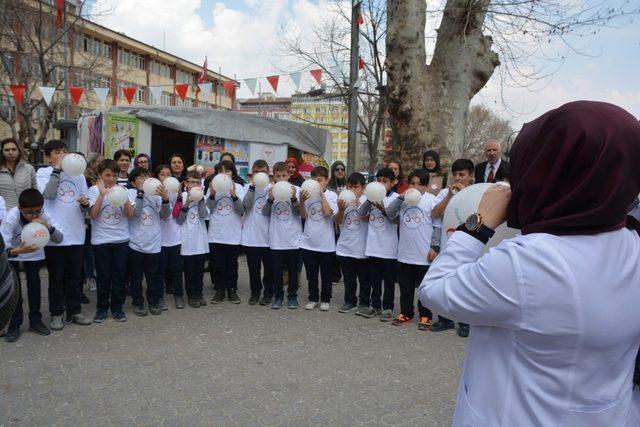 Öğrenciler kanser için erken teşhisin önemine dikkat çekti