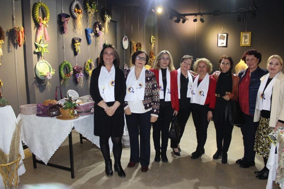 Gazete kağıtlarından şaheser ortaya &ccedil;ıktı