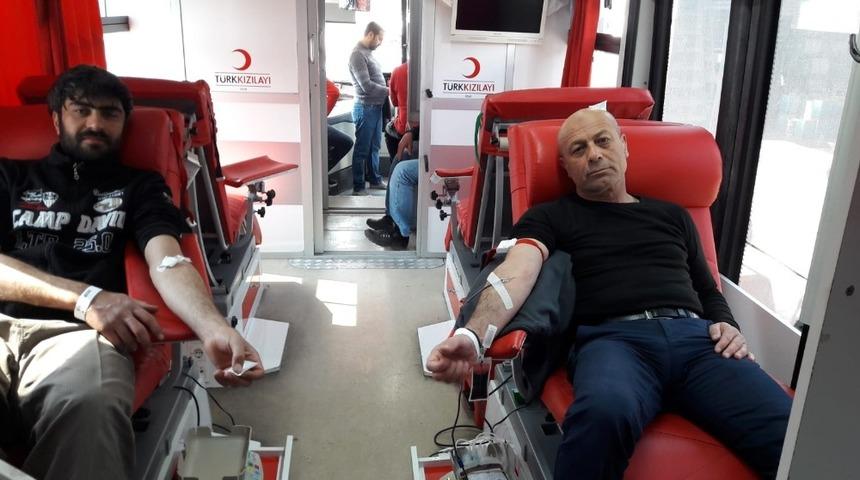 K&uuml;&ccedil;&uuml;k sanayi sitesi esnafından kan bağışı