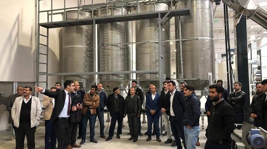 Siirtli &ccedil;ift&ccedil;iler fıstık işleme tesisini gezdi