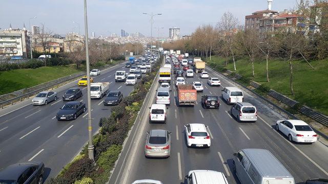 İstanbul'da kapalı yollar nedeniyle sabah saatlerinde trafik yoğunluğu oluştu