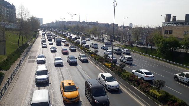 İstanbul'da kapalı yollar nedeniyle sabah saatlerinde trafik yoğunluğu oluştu