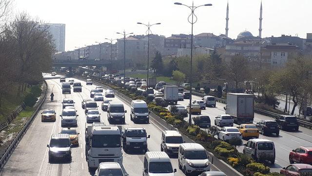 İstanbul'da kapalı yollar nedeniyle sabah saatlerinde trafik yoğunluğu oluştu