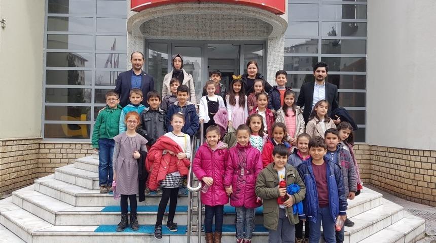 &Ouml;ğrenciler huzurevi sakinleriyle bir araya geldi