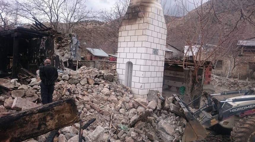 Oltu&rsquo;da yanan caminin enkazı kaldırılıyor