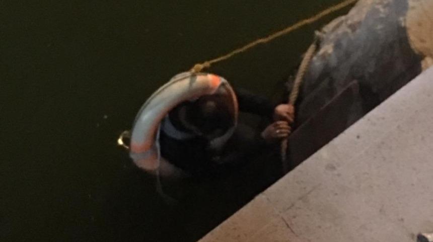 Suya d&uuml;şen alkoll&uuml; şahsı k&ouml;pr&uuml; ayakları kurtardı