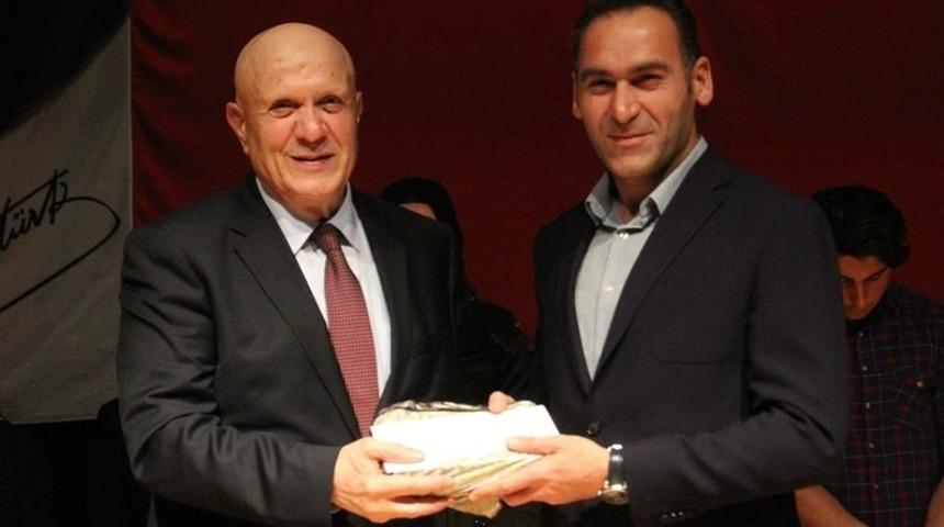 Başkan Pekmezci, &ouml;d&uuml;l t&ouml;renine katıldı