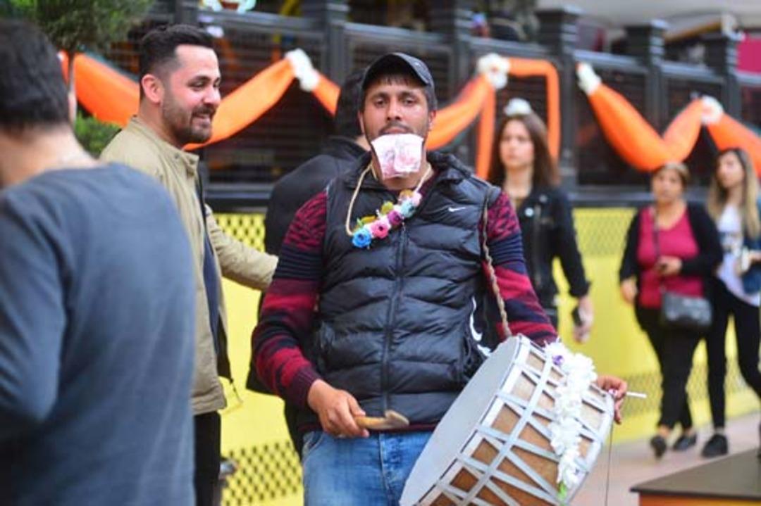 Karnavalda turistlerin 'davulcu' rahatsızlığı 