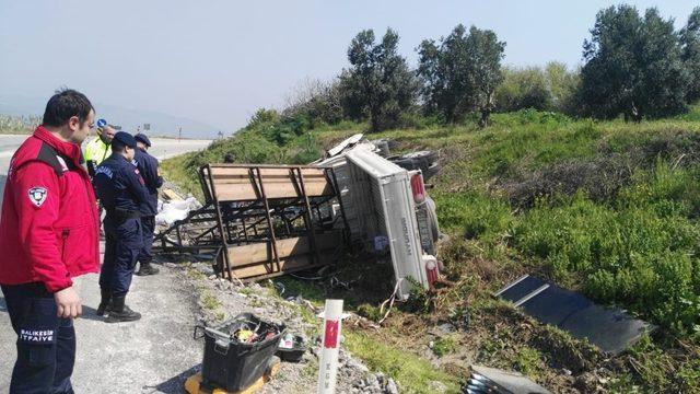 Cam yüklü kamyonet devrildi: 1 yaralı