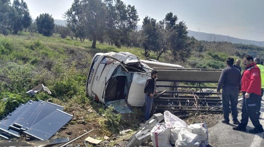 Cam y&uuml;kl&uuml; kamyonet devrildi: 1 yaralı