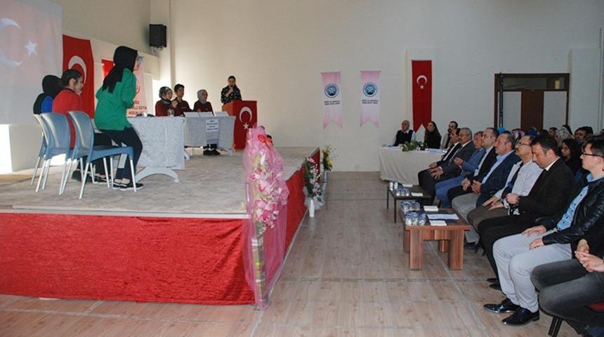 Gediz&rsquo;de liseler arası m&uuml;nazara yarışması finali yapıldı