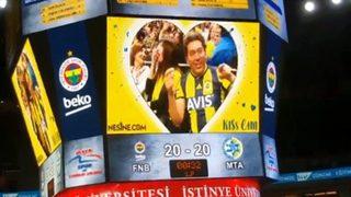 Fenerbahçe maçında Kiss Cam'e yakalanan Emre Kınay bakın ne yaptı! 