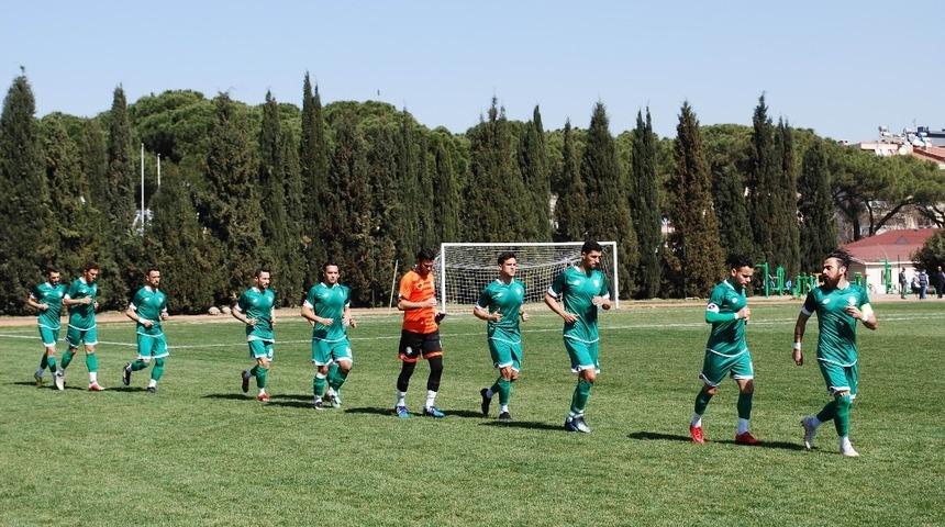 Salihli evinde Çiğli’yle oynuyor