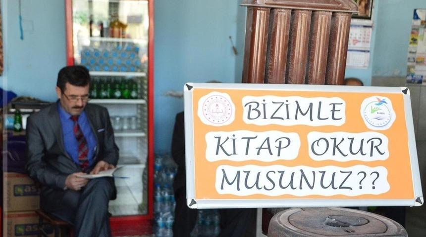 &Ouml;ğrenciler kıraathanede kitap okudu