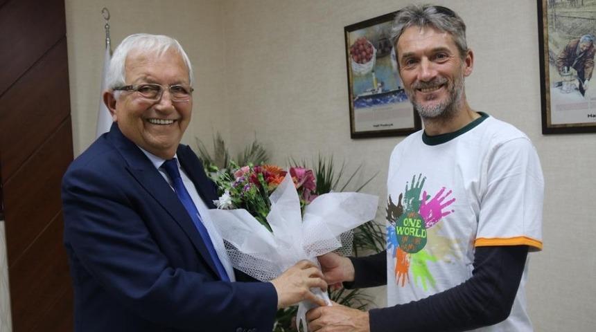 D&uuml;nyayı dolaşan İngiliz S&ouml;rf&ccedil;&uuml;&rsquo;den, Başkan Posbıyık&rsquo;a ziyaret