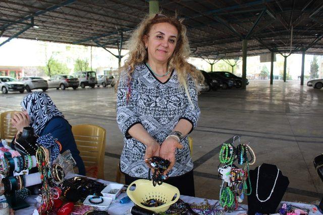 Kadınlar el emeği ile yaptıklarını satıp ev ekonomisine katkı sağlıyor