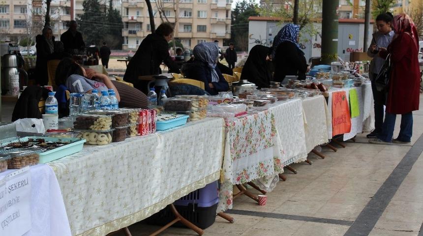 Kadınlar el emeği ile yaptıklarını satıp ev ekonomisine katkı sağlıyor