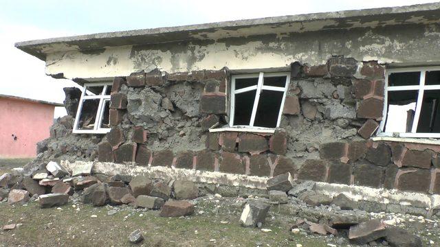 Muş'ta heyelanda okulun duvarı da çöktü