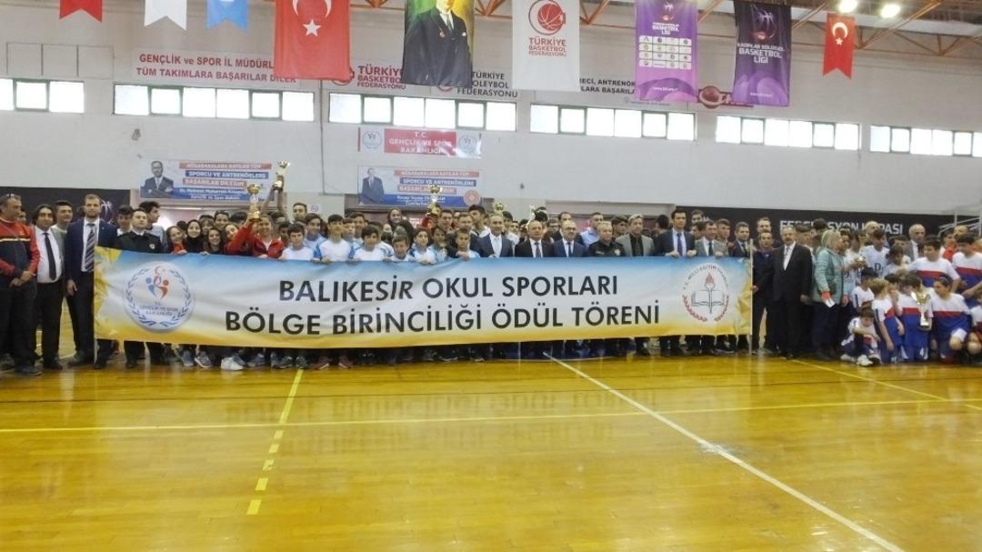 Burhaniye&rsquo;de Okul Sporları K&ouml;rfez B&ouml;lge Birinciliği &ouml;d&uuml;l t&ouml;reni yapıldı