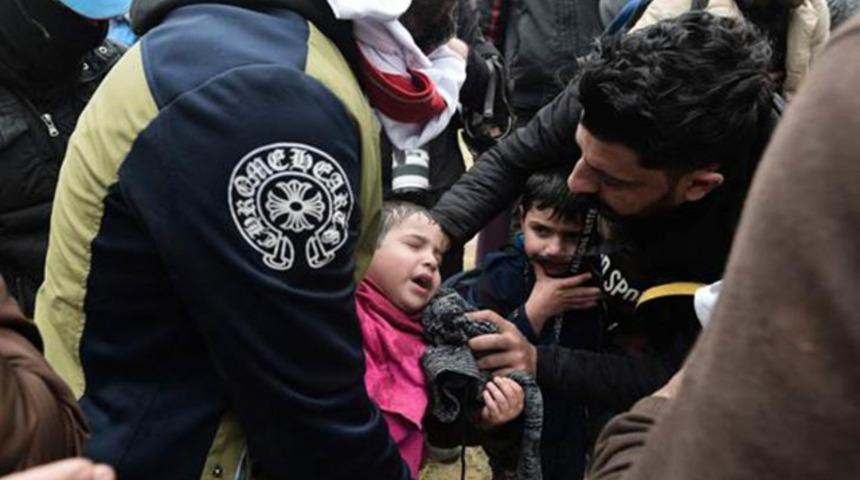 Yunanistan&rsquo;da g&ouml;&ccedil;menlerle polis arasındaki gerginlik s&uuml;r&uuml;yor