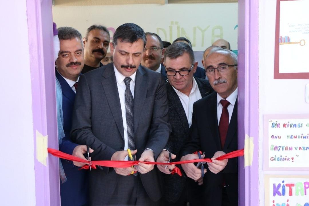 Vali &Ccedil;ift&ccedil;i, Bilişim Teknolojisi Sınıfı ile K&uuml;t&uuml;phane&rsquo;sinin a&ccedil;ılışını yaptı
