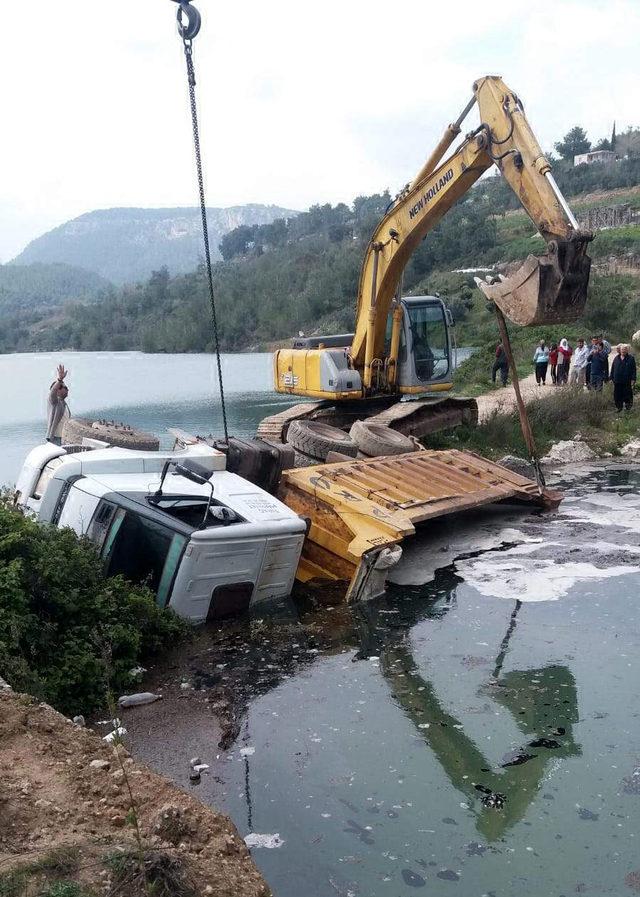 Yol çökünce kamyon devrildi, sürücü gölete düştü