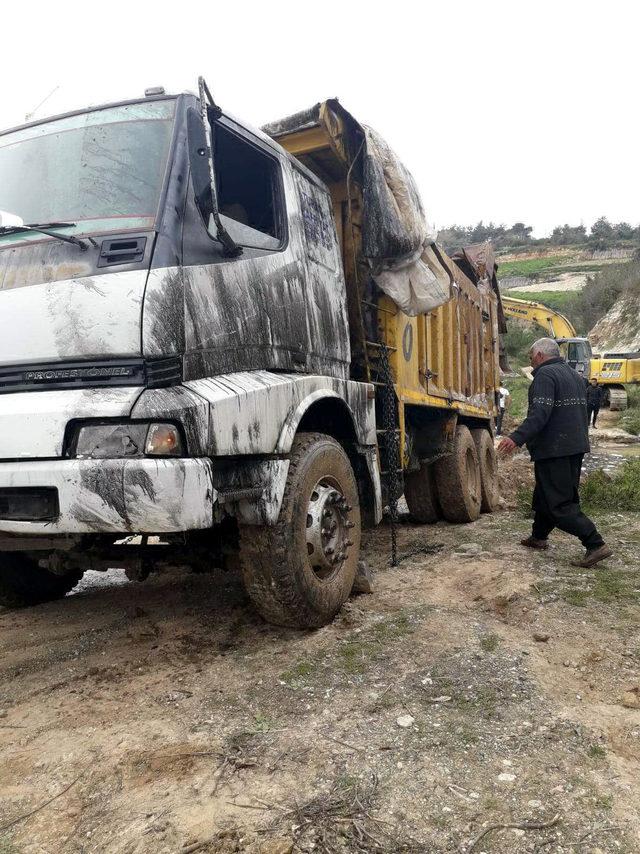 Yol çökünce kamyon devrildi, sürücü gölete düştü