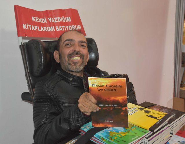 Engelli yazar, 17 kitabıyla fuarda 1