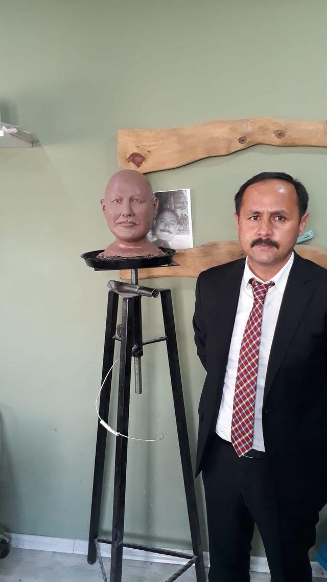 Halk ozanı Hacı Taşan ın saz &ccedil;alan heykeli yapılıyor&nbsp; 1