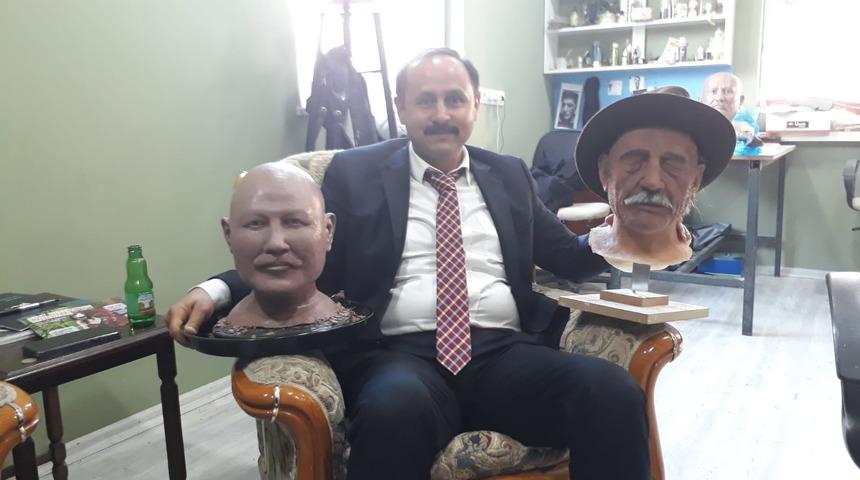 Halk ozanı Hacı Taşan'ın saz &ccedil;alan heykeli yapılıyor&nbsp;