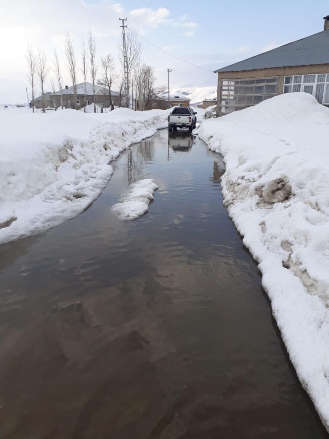 Aksu k&ouml;y&uuml; suya g&ouml;m&uuml;ld&uuml;