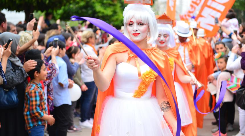 Adana'daki Portakal &Ccedil;i&ccedil;eği Karnavalı'ndan renkli karnaval korteji!