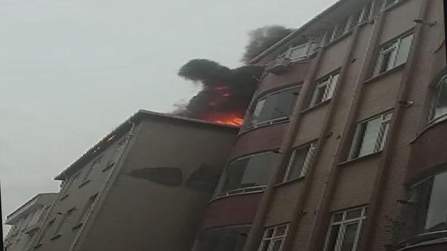 Esenyurt'ta 3 binanın çatısı alev alev yandı