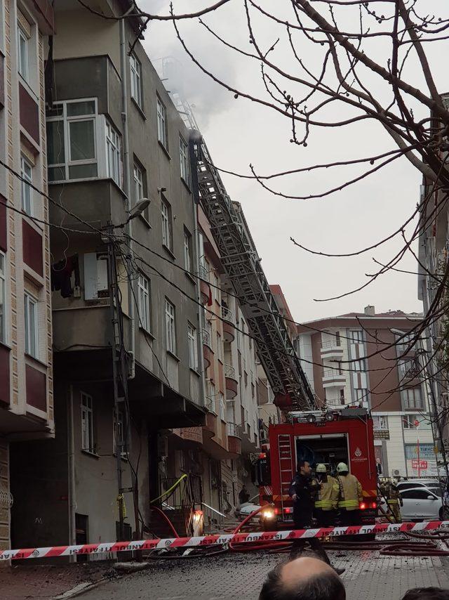 Esenyurt'ta 3 binanın çatısı alev alev yandı