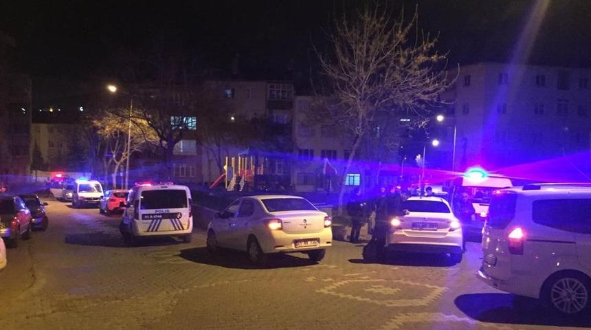 Vahşet evi! Kız kardeşini öldürüp, bıçakla anne ve babasını ağır yaraladı!