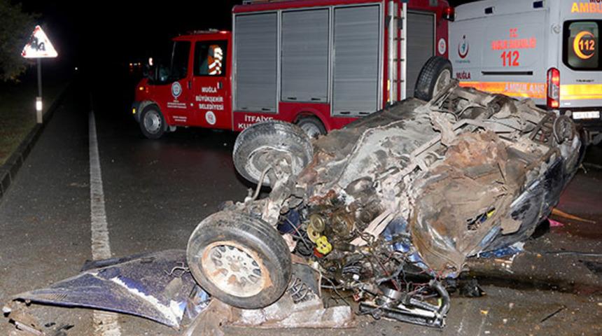 Taklalar atarak hurdaya dönen otomobilden sağ çıktılar