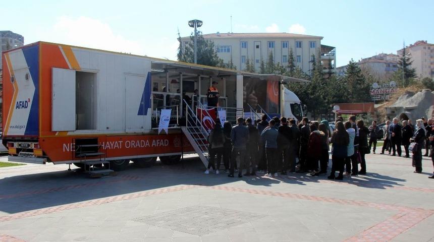 AFAD Deprem Sim&uuml;lasyon tırı &ouml;ğrencileri bilgilendirmeye devam ediyor