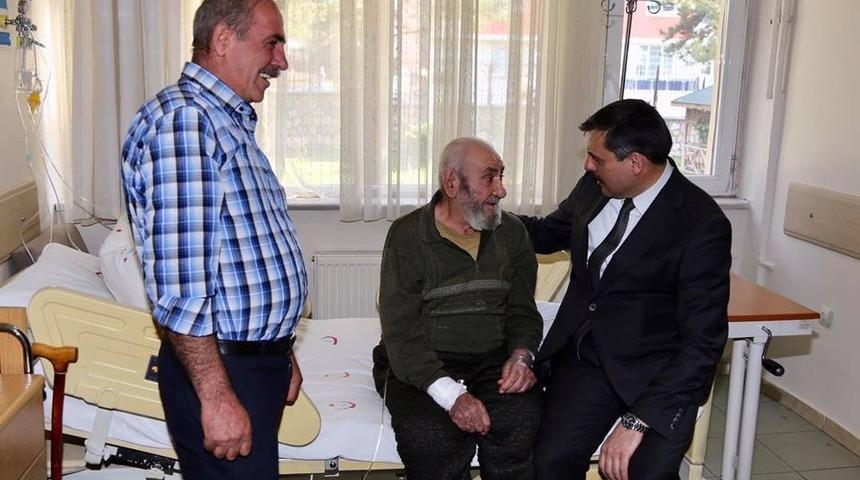 Vali &Ccedil;ift&ccedil;i, hasta ziyaretlerine devam ediyor