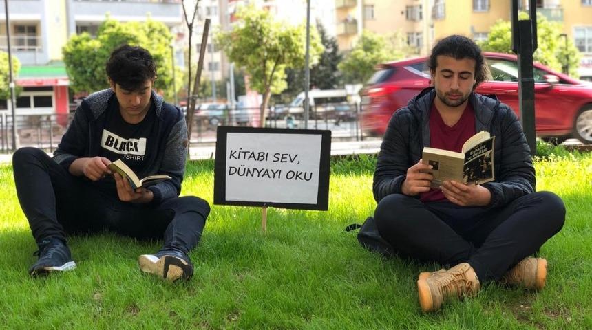 &Ouml;ğrenciler parklarda kitap okudu