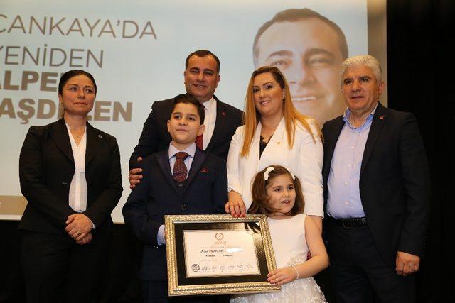 Alper Taşdelen mazbatasını aldı