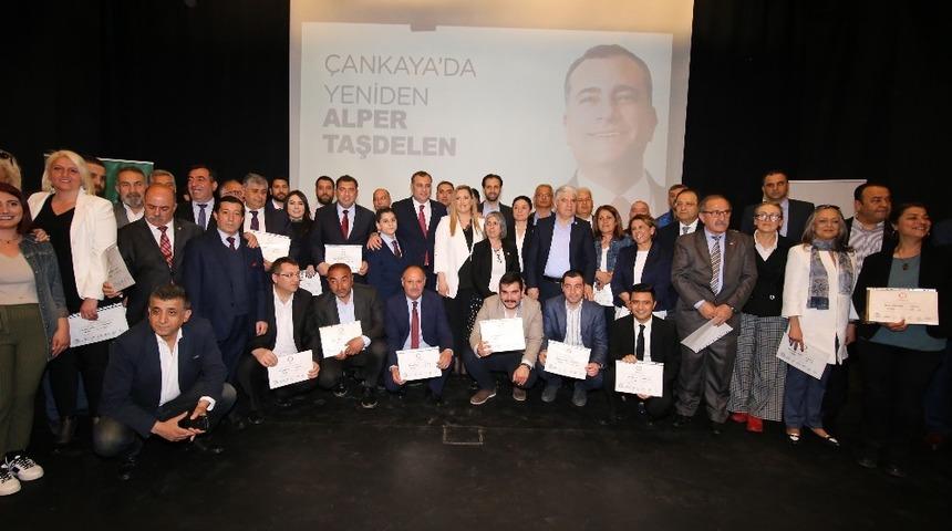 Alper Taşdelen mazbatasını aldı