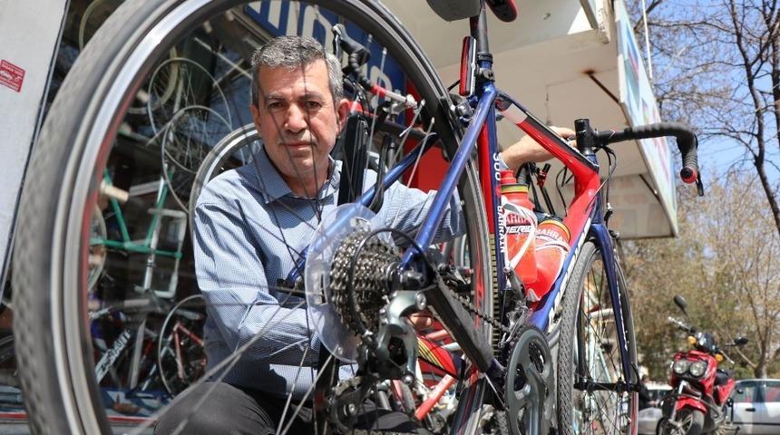 Baba Mesleğini 49 Yıldır Pedallıyor