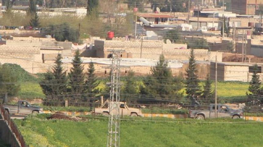 Sınırda hareketlilik! YPG'li teröristlerin Suriye'deki konvoyu böyle görüntülendi