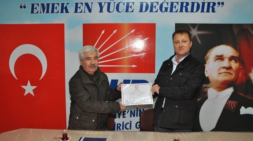 CHP&rsquo;li Aksoy Menemen&rsquo;de mazbatasını aldı