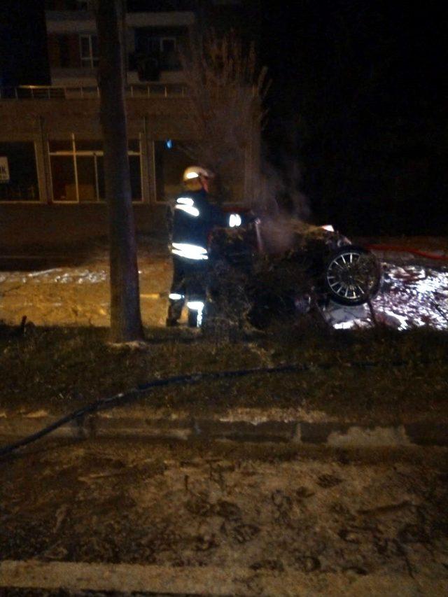 Alkollü sürücünün çarptığı otomobil, alev alev yandı