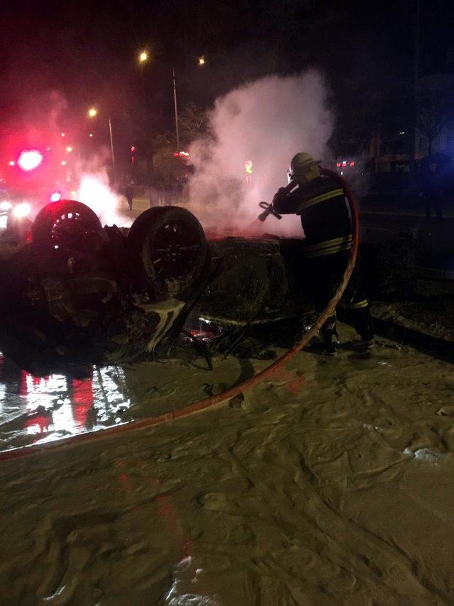 Alkollü sürücünün çarptığı otomobil, alev alev yandı