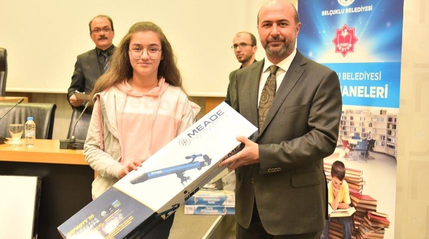 Sel&ccedil;uklu&rsquo;da kitap dostları &ouml;d&uuml;llendirildi