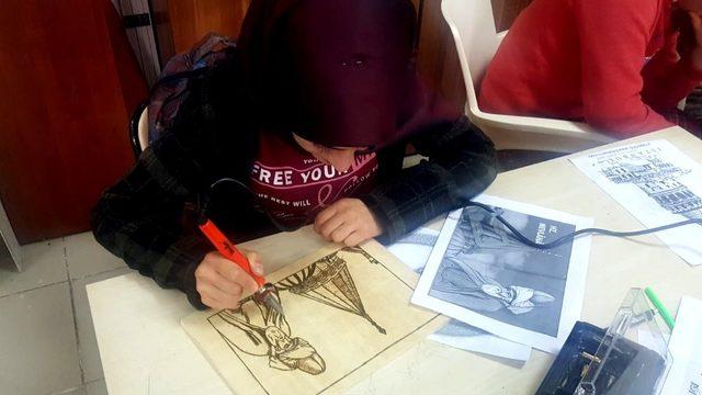 Gerger Anadolu İmam Hatip Lisesinde ahşap yakma sanatı