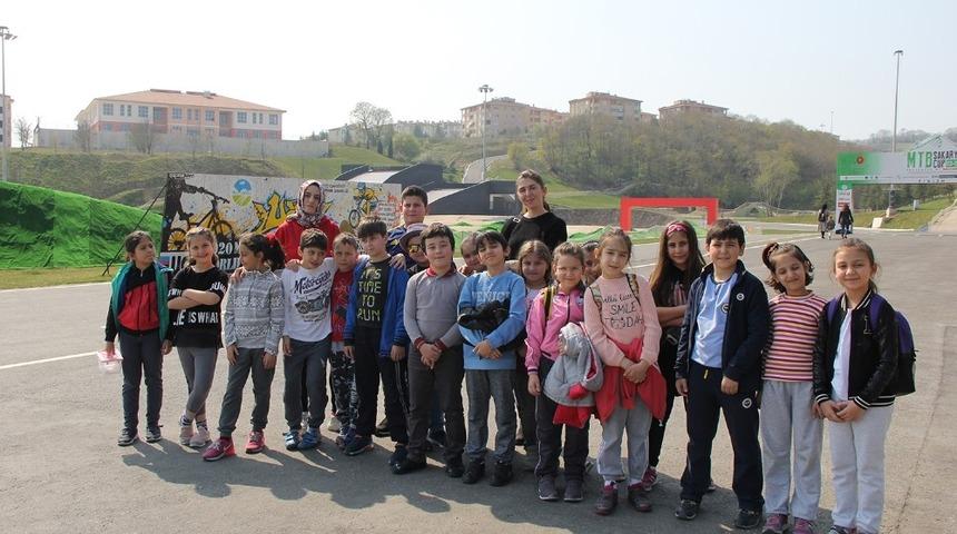 &Ccedil;ocuklar sağlıklı yaşam i&ccedil;in pedal &ccedil;evirdi